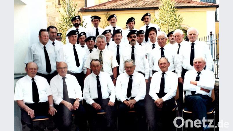 1999 stellen sich die Mitglieder der Krieger- und Soldatenkameradschaft mit dem damaligen Bürgermeister Johann Kleber zu einem Erinnerungsfoto auf. Bild: ü