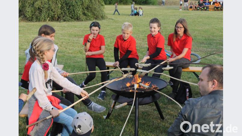 Die Gelegenheit, am offenen Feuer Stockbrot zu backen, wurde beim Johannisfeuer des Kolping-Spielmannszuges rege genutzt. Bild: ekl