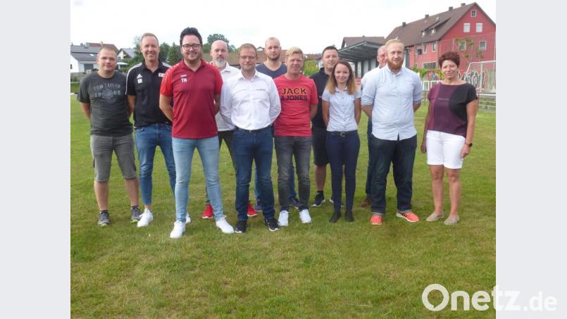 Im zweiten Anlauf fanden sich Kandidaten, die die Leitung der Fußballabteilung übernehmen wollen. Unser Bild zeigt die neue Führungsspitze der Sparte. An der Spitze steht Thomas Habel (Dritter von links). Bild: mad