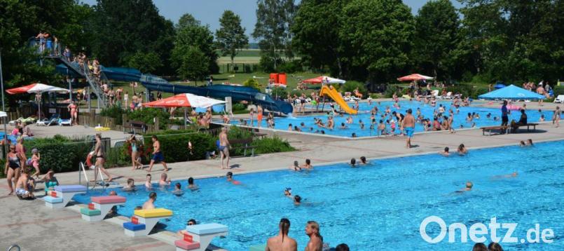 Hochbetrieb herrschte am Mittwoch im Mitterteicher Freibad. An der Wasserrutsche bildeten sich ständig lange Schlangen. Bild: jr