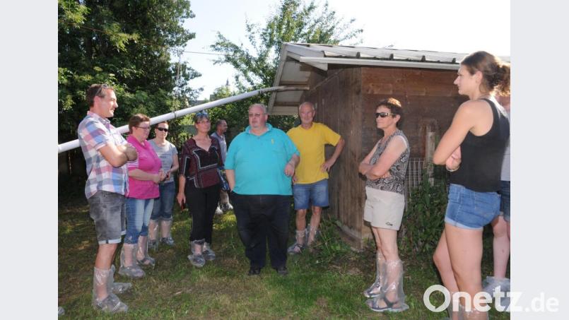 Josef Wittmann (Mitte) schildert der Besuchergruppe geführt von Dr. Christiane Keppler (Vierte von links) und Erich Seltsam (Dritter von rechts) seine Erfahrungen mit der Legehennenhaltung in kleinen Häusern mit entsprechendem Auslauf. Bild: bey