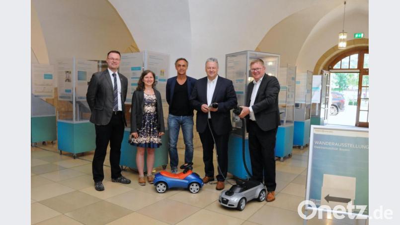 Von links: Florian Junkes (Vorsitzender ZEN), Corinna Loewert (Klimaschutzmanagerin Stadt Amberg), Joachim Scheid (Klimaschutzkoordinator Landkreis Amberg-Sulzbach), Landrat Richard Reisinger und Oberbürgermeister Michael Cerny. Bild: Hollederer, Christine