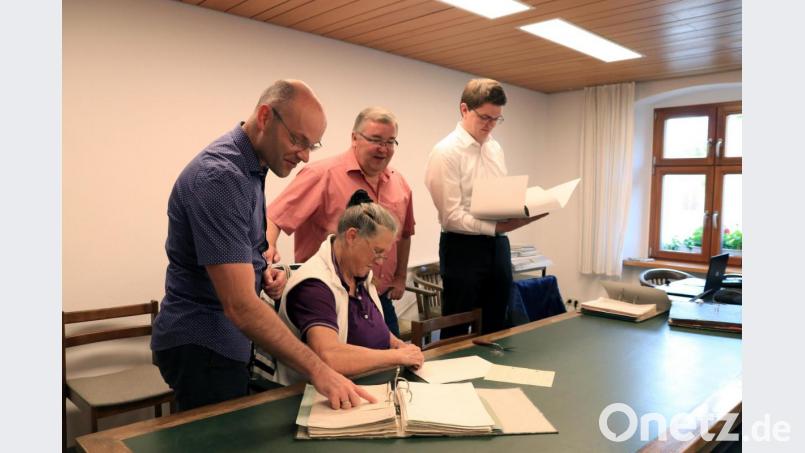 Interkommunaler Archivar David Austermann (rechts), Bürgermeister Josef Reindl (Zweiter von rechts) und Verwaltungsobersekretär Sascha Fritzsche (links) freuen sich über die ehrenamtliche Mitarbeit von Elisabeth Frauendorfer. Bild: Peter Bogner
