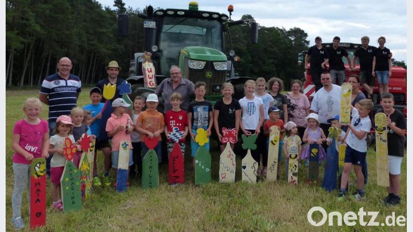 Große Maschinen und kleine Hände legen auf Initiative der Unparteiischen Wählergruppe hin auf 1200 Quadratmetern eine Blühfläche an. Auch an einen Zaun zum Bemalen wird gedacht. Bild: lgc