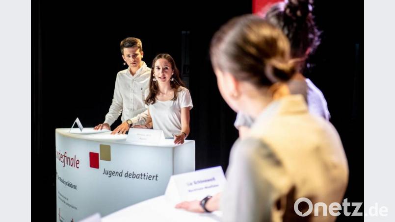 Miriam Witt (Zweite von links) beim Bundesfinale von „Jugend debattiert“ in Berlin. Bild:  Jugend debattiert/Hertie-Stiftung