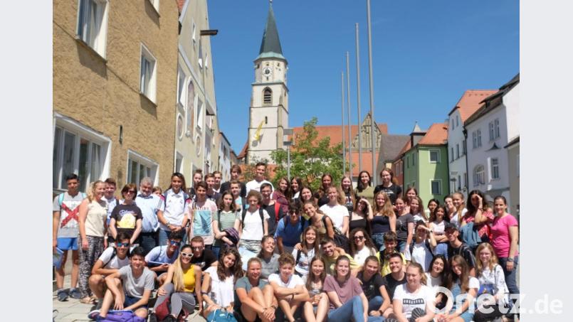 Die spanischen Schüler der 9. Jahrgangsstufe des Gymnasiums Les Juan de Avilan der Stadt Ciaded Real sind bis 29.Juni Gäste am JAS- Gymnasium Nabburg. Bürgermeister Armin Schärtl (Fünfter von links) hieß die 14- bis 15-Jährigen mit den Gastgebern und ihren Lehrkräften in der Stadt willkommen. Bild: ohr