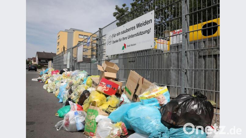 Der Container-Stellplatz am Stockerhut ist verschlossen, die Müllsäcke stapeln sich davor. Darüber steht, wie zum Hohn, das Werbeschild des Bauhofs „Für ein sauberes Weiden. Danke für Ihre Unterstützung“. Offensichtlich kooperiert hier der Bürger nicht so gut mit der Stadt. Bild: Wolfgang Steinbacher