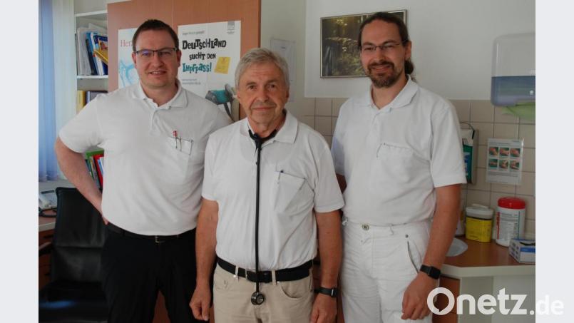 In der Praxisgemeinschaft in der Teunzer Straße kann Dr. Adolf Ried auf seine zwei Söhne zählen. Während Alexander (rechts) schon seit Jahren hier praktiziert, ist seit 2018 auch der jüngere Bruder Christian mit im Boot. Dieser wird Ende des Jahres die Prüfung zum Allgemeinarzt ablegen. Bild: Portner
