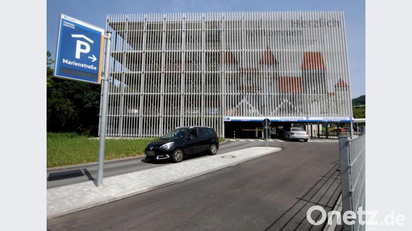 Auch wenn man den Anblick langer Autoschlangen vor dem Parkhaus Marienstraße nicht kennt: Das Klinikum St. Marien macht hier Bedarf an noch viel mehr Parkplätzen geltend. Bild: Stephan Huber
