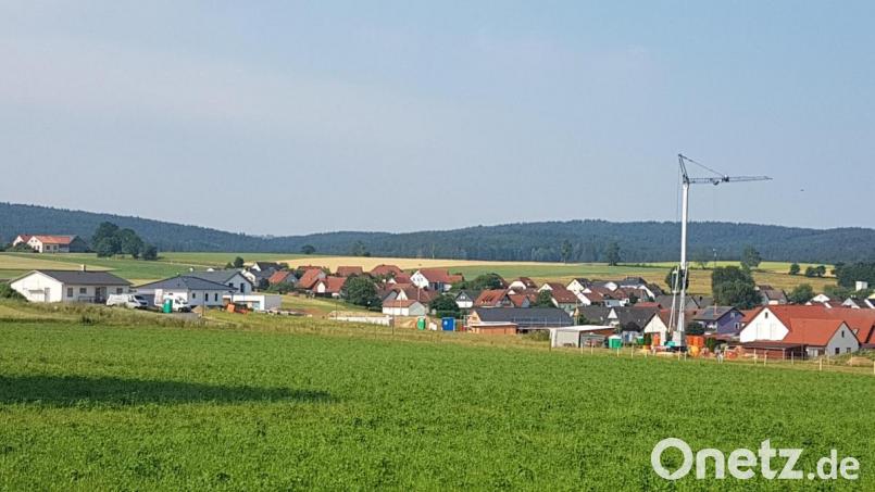 Auf sechs von 18 zur Bebauung freigegebenen Bauparzellen entstehen im Baugebiet „Steinling III“ in Moosbach Wohnhäuser. Bild: gi