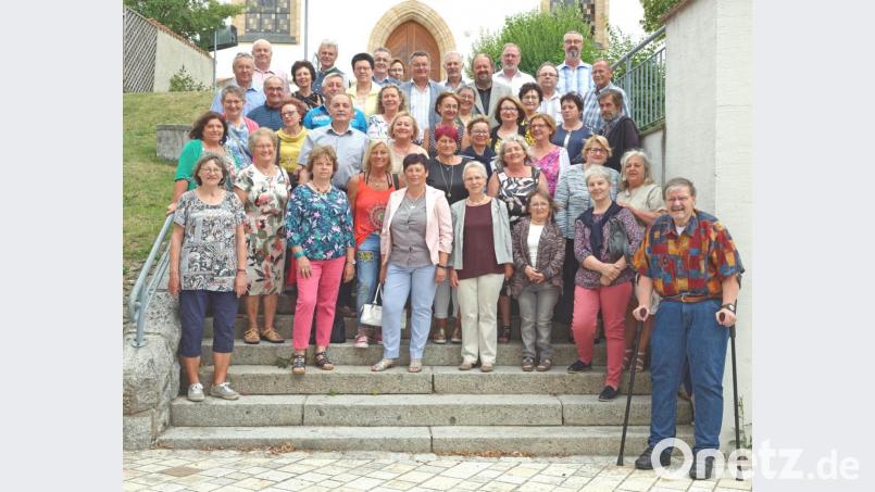 Die Schüler des Jahrgangs 1957/58 mit den Lehrerinnen Herma Bullemer und Christa Brunner. Bild: Tanja Kraus