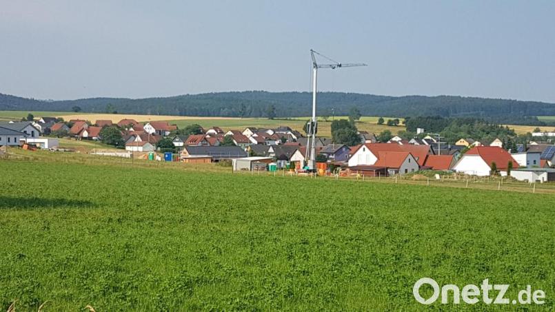 Auf sechs von 18 zur Bebauung freigegebenen Bauparzellen entstehen im Baugebiet „Steinling III“ in Moosbach Wohnhäuser. Bild: gi