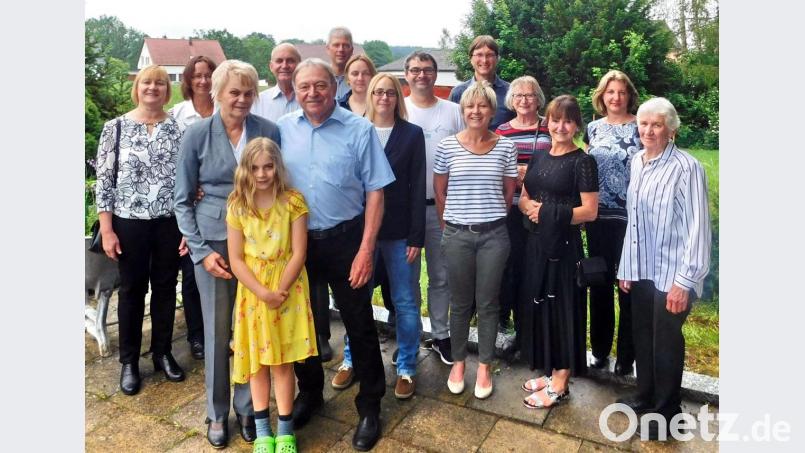 Natürlich gehört auch Enkelin Lilly mit zu dem Gästen, die mit Gertrud und Franz Zetlmeisl (Dritte und Sechster von links) die goldene Hochzeit feiern. Bild: hai