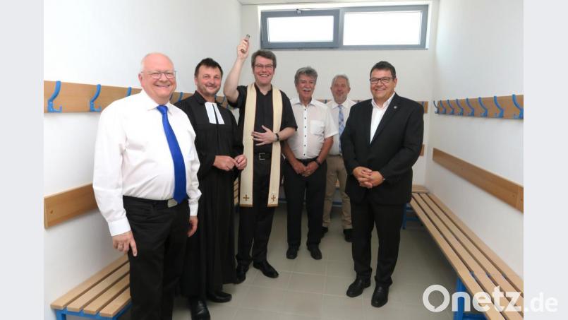 Blick in eine der Umkleidekabinen im neuen Funktionsgebäude, das Gerhard Eilers, Alfredo Malikoski, Christoph Melzl, Jakob Scharf, Andreas Allacher und Thomas Falter (von links) einweihten. Bild: Hirsch