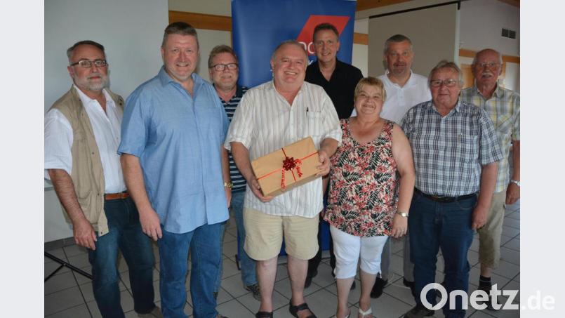 Die Verabschiedung von Helmut Fiedler vom DGB-Kreisverband Tirschenreuth stand im Mittelpunkt der Kreisvorstandssitzung in Großbüchlberg. Unser Bild zeigt (von links) Fritz Rüth, DGB-Kreisvorsitzender Klaus Schuster, Gerhard Greim, Helmut Fiedler, Robert Christ, Gabi Grümmer, DGB-Regionssekretär Peter Hofmann, Reinhard Heller und Hans Reger. Bild: jr