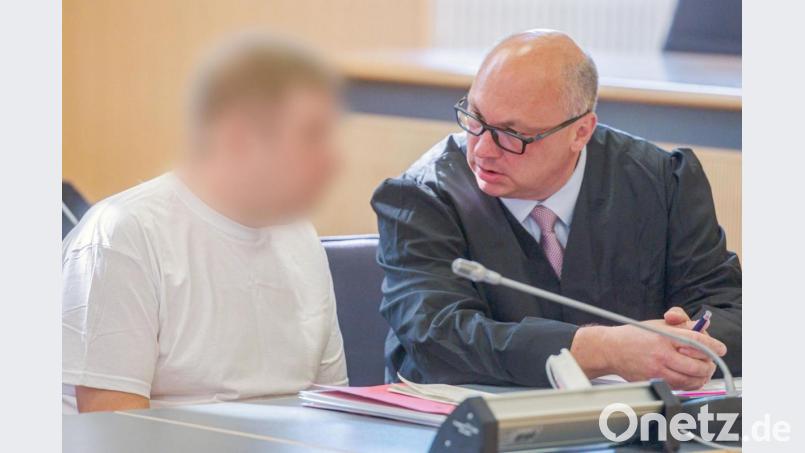 Der Angeklagte ehemalige Weidener spricht im Verhandlungssaal des Landgerichts mit seinem Verteidiger Uwe Grabner. Bild: Armin Weigel/dpa