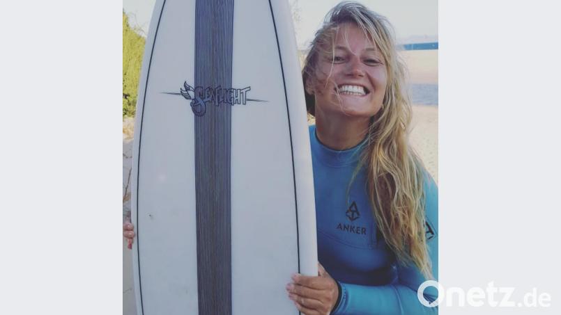 Susanne Schwarztrauber mit ihrem geliebten Surfbrett. Bild: Susanne Schwarztrauber