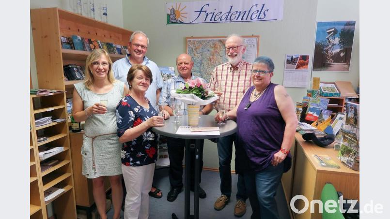 Die Sammelleidenschaft von Wolfgang Graumann (Zweiter von rechts) entfachte die Liebe zum Urlaubsort. In der Tourist-Info feierte er zusammen mit seiner Frau Ingrid (rechts) ein kleines Jubiläum, den zehnten Urlaub in Friedenfels. Eingeladen hatten (von links) Tourist-Info-Leiterin Melanie Höfer, Bürgermeister Gottfried Härtl und die Quartiergeber Elisabeth und Erwin Bächer. Bild: bsc