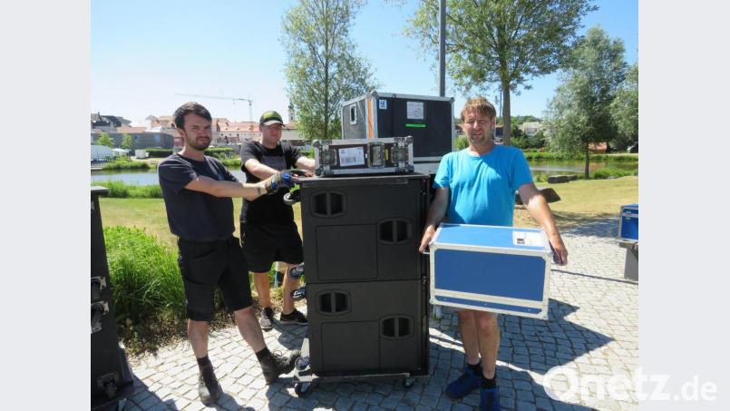Enrico Oswalds Mitarbeiter, Philipp Meister, Thomas Fugmann und Tino Schink (von links) sind einen ganzen Tag lang vollauf damit beschäftigt, drei Tonnen Technik vor dem See aufzubauen. Bild: ubb