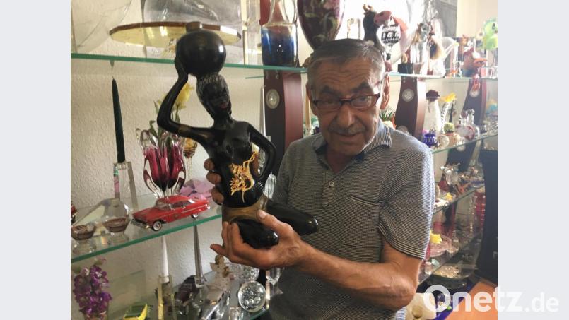 Hans Holfeuer hat sein früheres Besprechungszimmer in ein Privatmuseum mit Glasschätzen aus vielen Jahrzehnten umfunktioniert. Als Fabrikant will er trotz seiner 70 Jahre weitermachen. Bild: phs