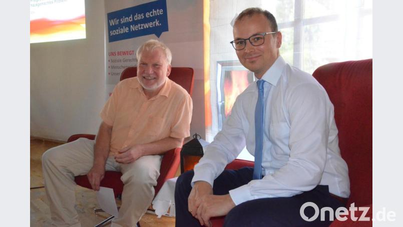 Alfons Ernstberger (links) und Daniel Bronold von der Caritas Weiden diskutieren über den Pflegenotstand in Deutschland. Bild: Kunz