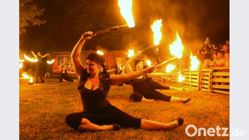 &quot;Auf ins Mittelalter&quot; ist am 27. und 28. Juli erneut das Motto im Neunburger Stadtpark. Zum 30. Mal veranstaltet der Festspielverein ein ausgelassenes Spektakel.Seit Jahren zählt die Feuershow von &quot;Ameno Signum&quot; zu den Höhepunkten im Programm des Mittelaltermarkts. Bild: mp