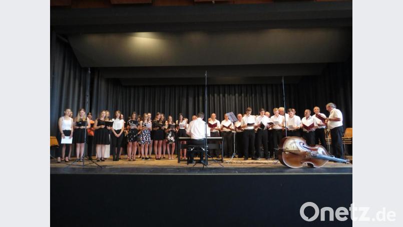 Ein schönes Bild gaben der Mittel- und Oberstufenchor und der Männergesangsverein unter Leitung von Andreas Sagstetter (Mitte) ab. Bild: ubb