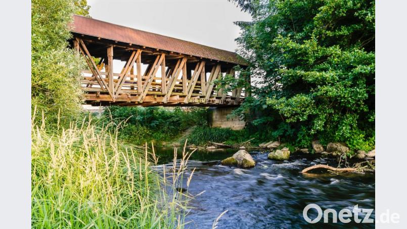 Der Holzsteg über die Pfreimd in Verlängerung des Stadtgrabens wird erneuert. Eine mögliche Befahrbarkeit für Rettungsfahrzeuge ist aber vom Tisch. Bild: Hösamer