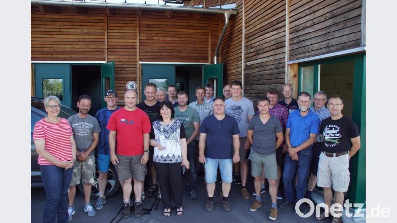 Die Klärwärter der Region Landkreis Schwandorf-Nord stellten sich mit Erika Gröber (links), Bürgermeisterin Birgit Höcherl (Siebte von links) sowie ihren Schönseer Kollegen Martin Pfistermeister (Vierter von links) und Stefan Wild (Siebter von rechts) zum Erinnerungsbild. Bild: mmj