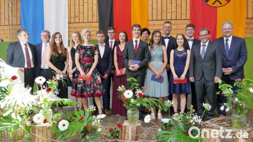 Die Ehrung der Besten (von links): Schulleiter Dieter Meyer, Bürgermeister Michael Göth, Antonia Falk (1,5), Miriam Haller (1,3), Mia Deichler (1,3), Tobias Kredler (1,0), Benjamin Blos (1,0), Luisa Söhnlein (1,5), Dominik Brunner (1,0), Linda Fuchs (1,5), Hannah Weber (1,4), Leo Schurath (1,3), Paula Mayer (1,4), Kilian Guttenberger (1,3), Studiendirektor Klaus Meidenbauer und Landrat Richard Reisinger. Bild: wbe