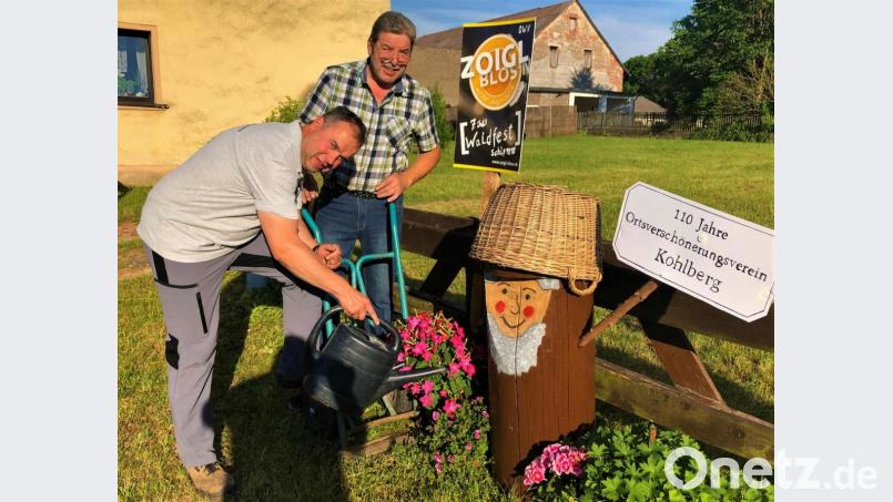OWV-Vorstand Markus Müller (links) und Laienspielwart Lothar Pöll haben den „Stammvater“ an der Weidener Straße aufgestellt. Die lustig bemalte Figur bringt die Gründung des ersten Ortsverschönerungsvereins in Erinnerung. Bild: jml
