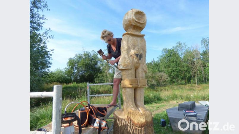 Die Skulptur „Der Taucher“ von Hanna Regina Uber setzt sich mit dem Zwiespalt zwischen Schutz und Einengung auseinander und mit der Frage wer wir hinter der Hülle, die wir nach außen präsentieren, eigentlich sind. Bild: Stefan Voit