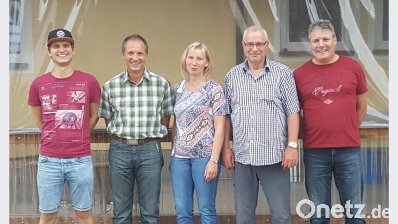 Der neue engere Vorstand der Schnaittenbacher TuS-Kegelabteilung (von links): stellvertretender Abteilungsleiter Florian Graf, Abteilungsleiter Uli Linsmeier, Schriftführerin Birgit Graf, Kassier Jochen Bringmann und Sportwart Stefan Hutzler. Bild: sh