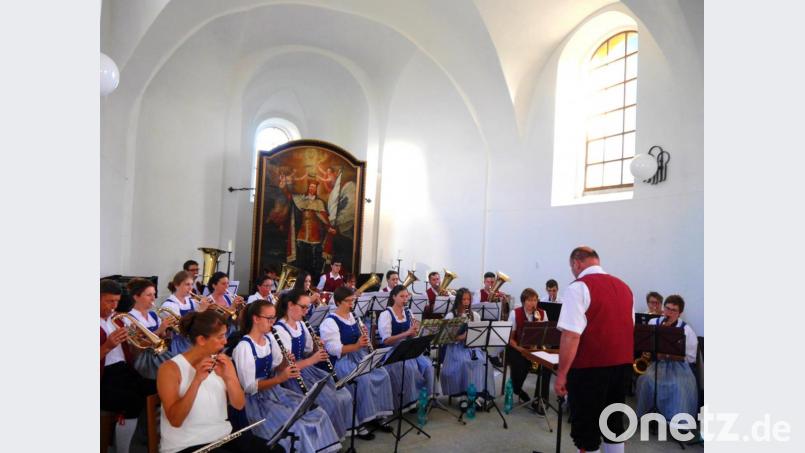 Zum Auftakt der Waidhauser Sommerserenaden gastiert das Vereinsorchester unter Leitung von Hermann Mack in der Kirchengedenkstätte der Nachbar- und Partnergemeinde Rozvadov. Bild: fjo