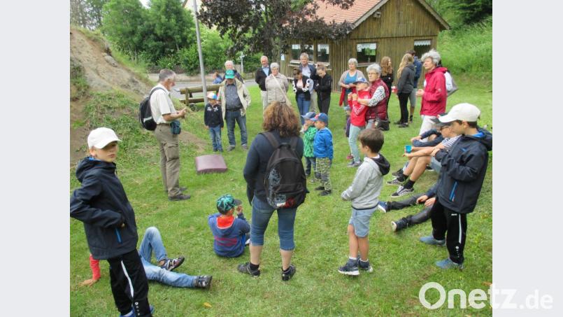 Hans Rösch (links mit Rucksack) erklärt am Kalvarienberg den Vulkanausbruch vor 21 Millionen Jahren am heutigen Waldecker Schloßberg. Bild: hrö