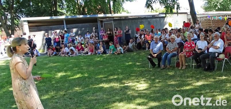 Rektorin Andrea Froehler (links) begrüßt die Ehrengäste, Kinder und Eltern zur Feier in der Albert-Schweitzer-Schule. Bild: Dobmeier