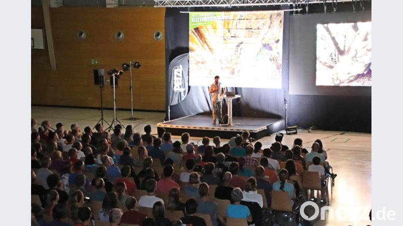 Fast voll besetzt war die Helmut-Ott-Halle. Bild: jma