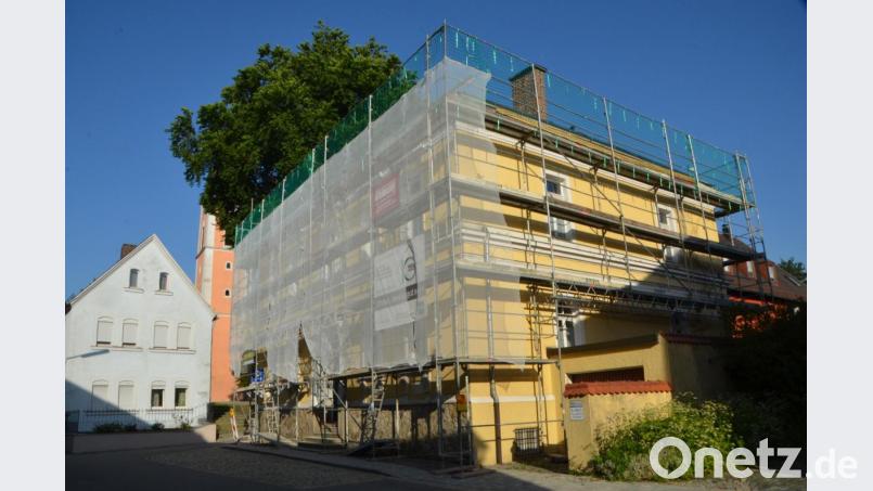 Bis Mitte August soll auch die Außenrenovierung des evangelischen Pfarrhauses beendet sein. Bild: dob