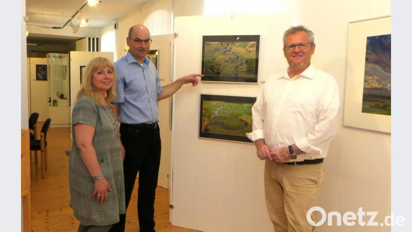 Museumsleiterin Eva-Maria Keil, Fotograf Josef Merkl und Oberbürgermeister Andreas Feller (von links) eröffneten die Fotoausstellung mit Bildern von der Schwarzach. Bild: Hirsch