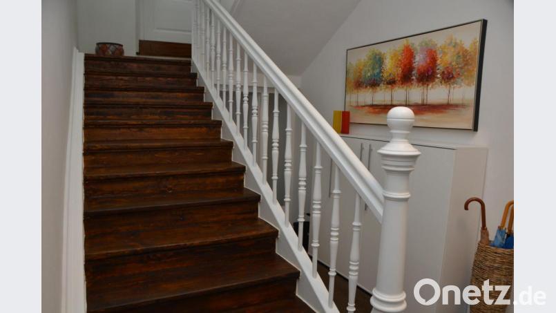 Die alte Holztreppe verbreitet viel Charme im Treppenhaus. Bild: dob
