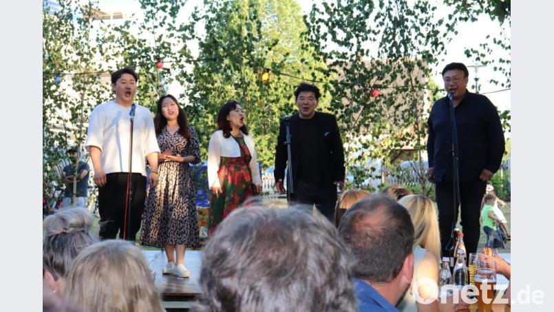 Mit Arien aus verschiedenen Opern gaben diese fünf koreanischen Opernsänger dem Gartenfest eine besondere Note Bild: myd
