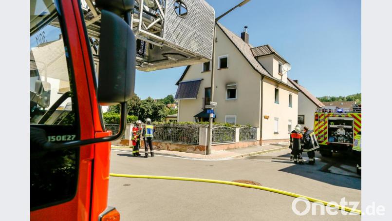 Die Feuerwehr rückte mit der Drehleiter an. Sie musste nicht eingesetzt werden. Bild: Hösamer