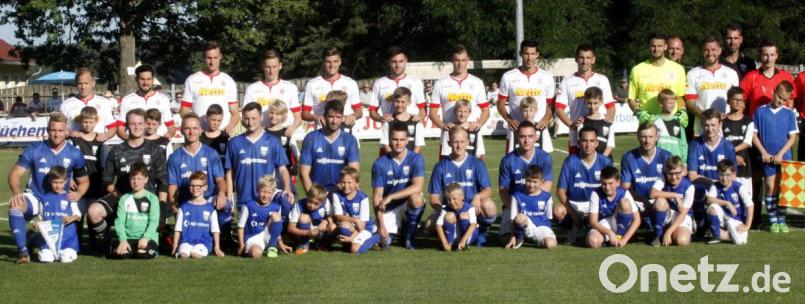 Kreisligist TV Wackersdorf (blaue Trikots) hatte am Freitagabend den SSV Jahn Regensburg (stehend) zu Gast. Die Zweitliga-Profis gewannen 20:1. Bild: Hirsch