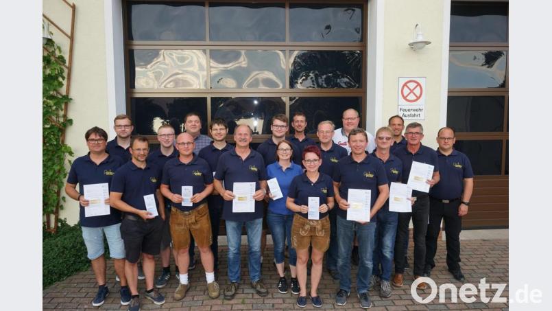 Bürgermeister Christian Ziegler (Sechster von links) überreichte den Mitgliedern der Feuerwehr Wolfring die Ehrenamtskarten. Bild: nib