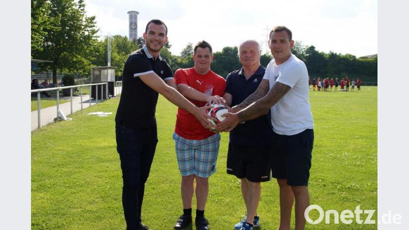 Gemeinsam für eine gute Sache (von links): Albert Sejdiu, Philipp Stark (Mitarbeiter der Jura-Werkstätten und Inter-Fan), Bergsteig-Legende Josef Wifling und Waldemar Waschkau, Dritter Vorsitzender des SV Inter. Bild: tk
