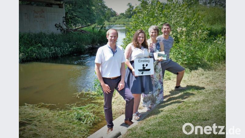 Bürgermeister Konrad Kiener, Julia Braun und Alexandra Beier vom Tourismuszentrum, und Thomas Klinger, der bei der Marktverwaltung für Tourismus zuständig ist (von links), stellen an der Bootseinstiegsstelle bei der Naabbrücke das neue Angebot vor. Bild: twi