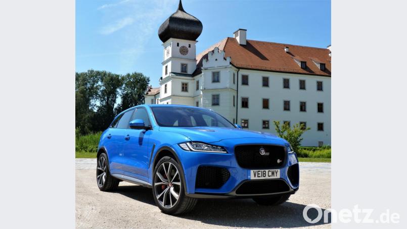 Sportlich dezent steht der Jaguar F-Pace SVR auf voluminösen 22-Zöllern. 550 PS treiben den Zweitonner in 4,3 Sekunden auf Tempo 100. Bild: bz