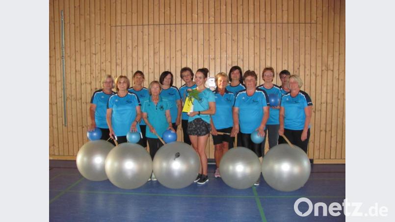 Marina Bayerlein (Mitte) hat ihre Ausbildung als Übungsleiterin gemacht und unterstützt nun Christa Göppl (vierte von rechts) einmal im Monat bei der Gymnastikstunde der Dienstags-Damen. Bild: sei