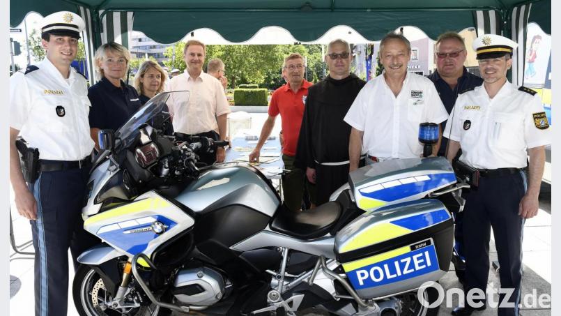 Mitte 40 steigen ehemalige Motorradfahrer gerne mal wieder aufs Bike. In einer gemeinsamen Aktion warnten jetzt Polizei, Verkehrswacht, die Stadt Amberg und die Motorradfreunde Mariahilfberg davor, sich dabei selbst zu überschätzen. Bild: Petra Hartl