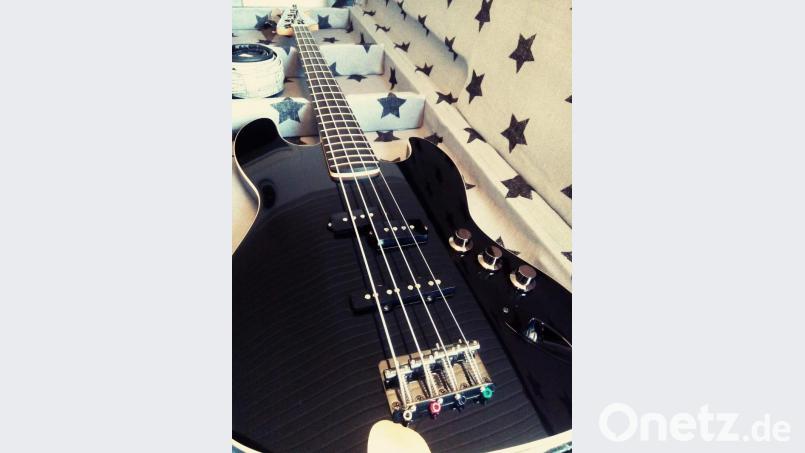 Ihrer schicken Bassgitarre gehört die ganze Liebe von Ramona. Den Koffer hat das Instrument seit Mai nicht viel gesehen. Bild: exb